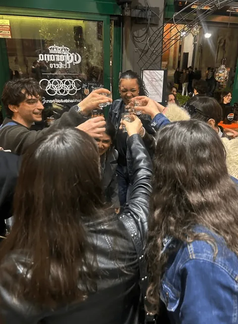 Selfie di gruppo a una festa di laurea